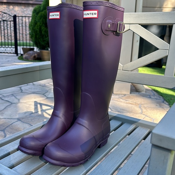 HUNTER original tall matte women’s rain boots in deep plum. Size 6. - Picture 2 of 5